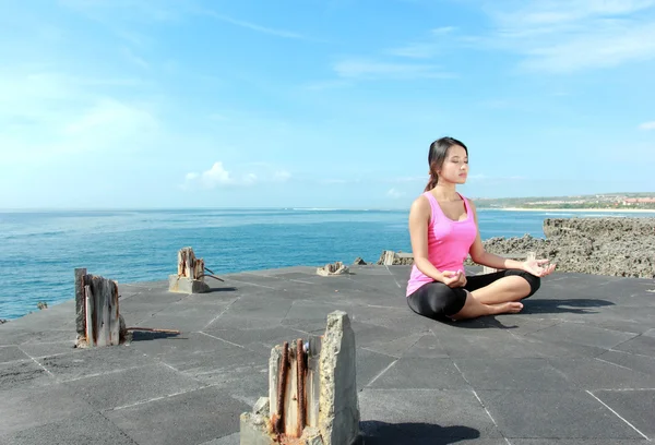 Chica haciendo meditación en la playa — Foto de Stock