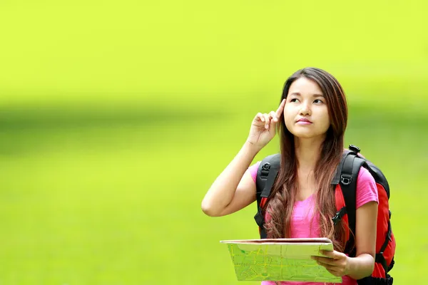 Asyalı öğrenci parkta bir şey düşünüyor — Stok fotoğraf