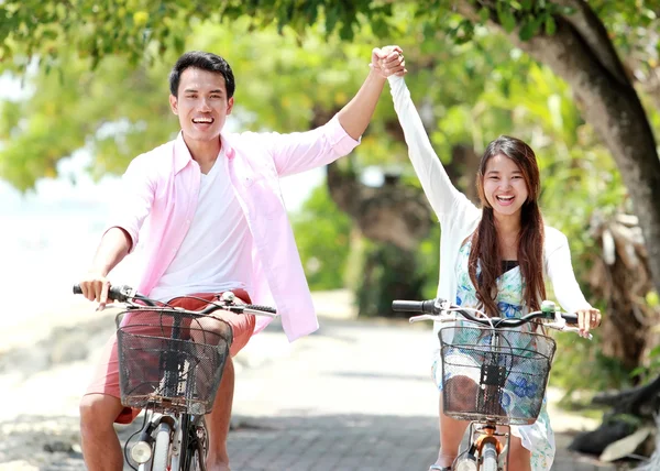 Jovem casal andar de bicicleta juntos — Fotografia de Stock