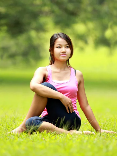 Girl doing workout on grass — Stock Photo, Image