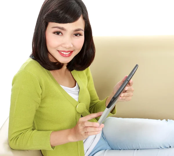 Adolescente sorridente con tablet PC — Foto Stock