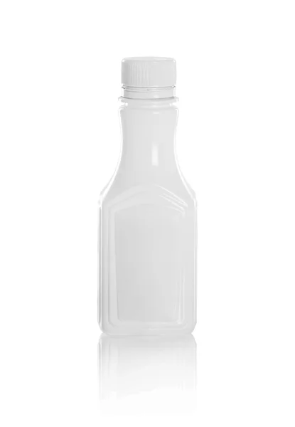Bílé plastové láhve pro pitnou vodu produktu — Stock fotografie