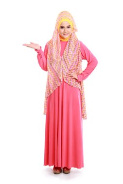 pembe Müslüman elbise gösteren boşaltmak giyen güzel bir kadın