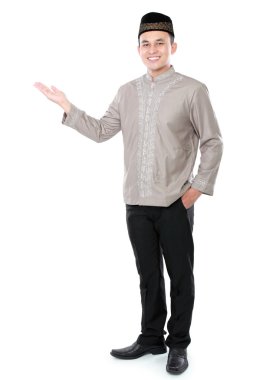 kopya alanı sunan Asya Müslüman erkek gülümseyen