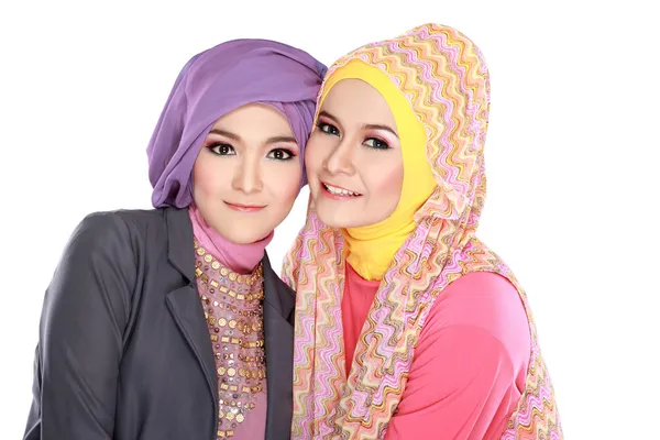 Retrato de dos hermosas mujeres musulmanas divirtiéndose — Foto de Stock