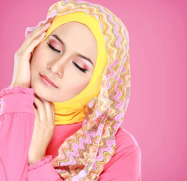 Retrato de una hermosa mujer usando hijab — Foto de Stock