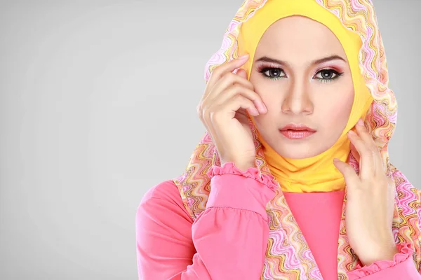 Retrato de una hermosa mujer usando hijab — Foto de Stock