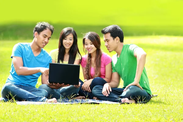 Grupa młodych studentów za pomocą laptopa odkryty — Zdjęcie stockowe
