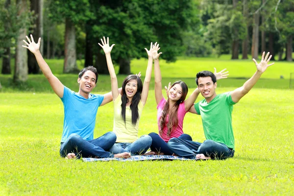 Gruppe junger Leute hebt glücklich die Hände — Stockfoto