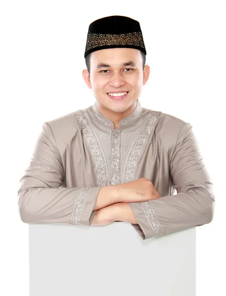Sorridente asiatico musulmano uomo holding blank board — Foto Stock