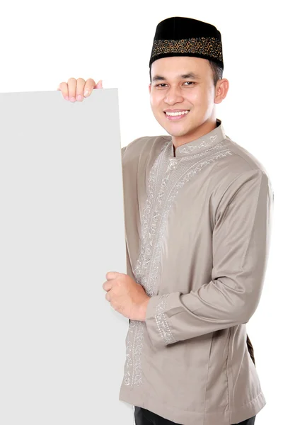 Smiling asian muslim man holding blank board — Stock Photo, Image