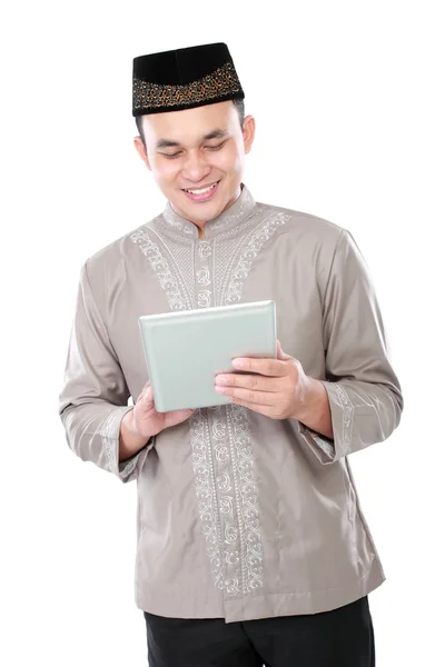 Pria muslim memegang tablet pc — Stok Foto