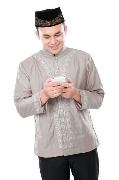 Hombre musulmán sosteniendo el teléfono móvil — Foto de Stock