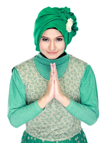 Hermosa chica acogedora con hijab sonriendo — Foto de Stock