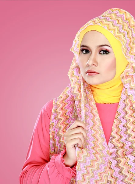 Retrato de mulher bonita vestindo hijab — Fotografia de Stock