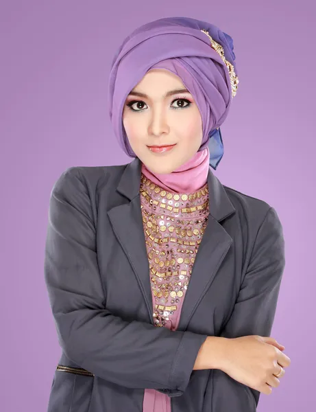 Retrato de una hermosa mujer usando hijab — Foto de Stock