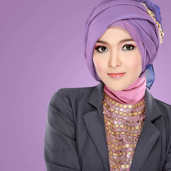 Retrato de una hermosa mujer usando hijab —  Fotos de Stock