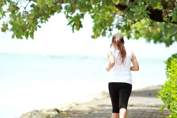 Dívka jogging na pláži — Stock fotografie