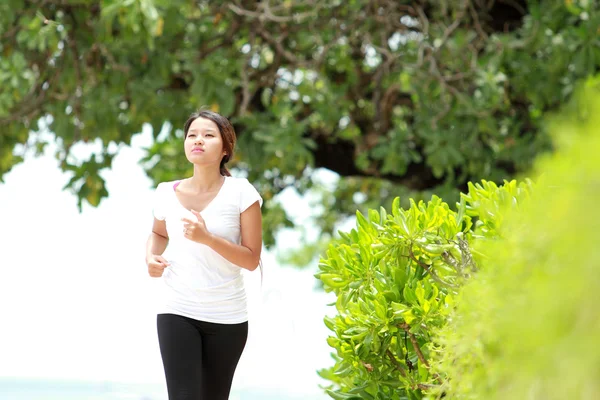 Belle fille jogging sur la plage — Photo