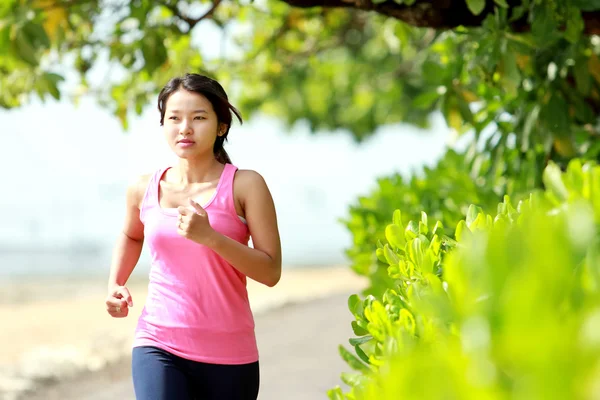 Belle fille jogging sur la plage — Photo