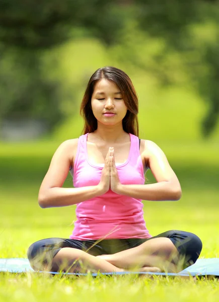 Flickan gör meditation på stranden — Stockfoto