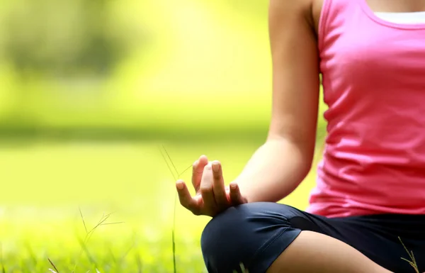 Flickan gör meditation på stranden — Stockfoto