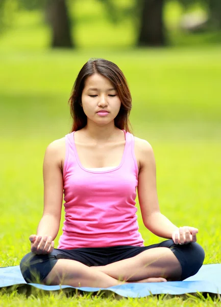 Kız Sahilde meditasyon yapıyor — Stok fotoğraf