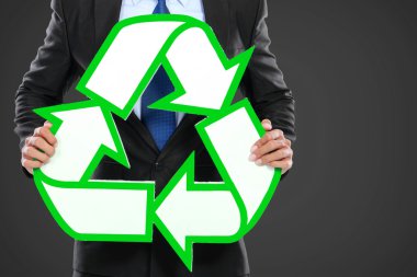 geri dönüşüm işareti tutan işadamı portresi