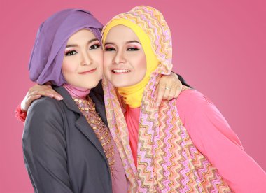 iki güzel Müslüman kadınla beraber eğleniyor