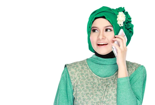 Vrouw met hoofddoek bellen via de telefoon — Stockfoto