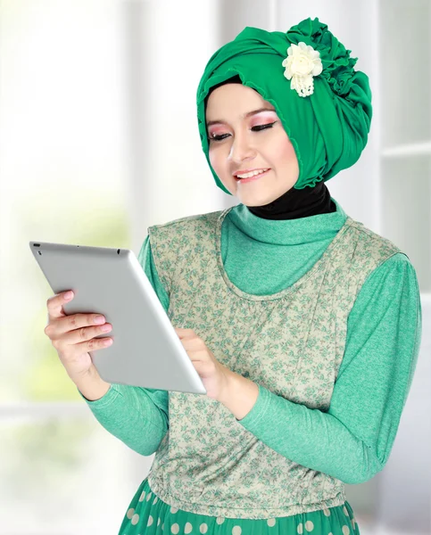 Bella ragazza asiatica con tablet computer — Foto Stock