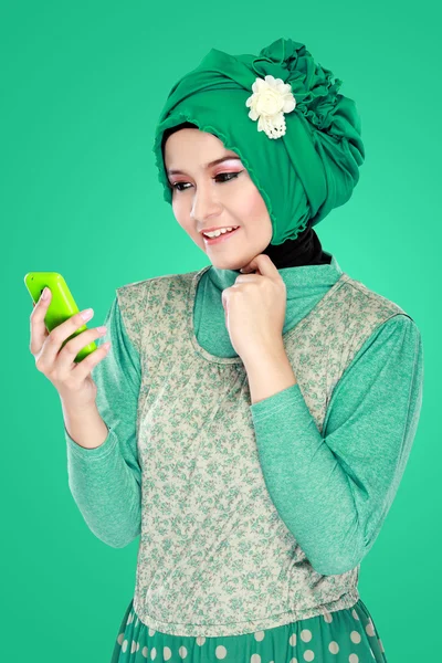 Femme avec foulard tenant le téléphone portable — Photo