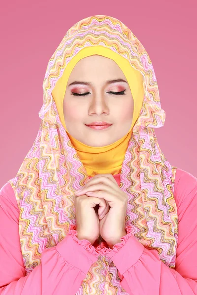 Jonge mooie Moslimvrouw met roze kostuum dragen hijab — Stockfoto