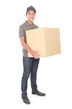 bir cardbox holding gülümseyen genç teslimat adam