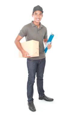 bir cardbox holding gülümseyen genç teslimat adam