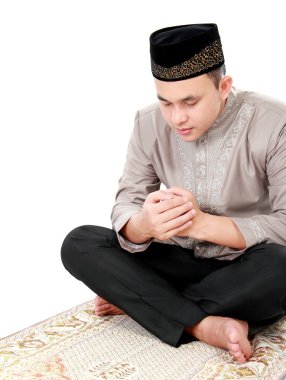 Müslüman adam dua ediyor.