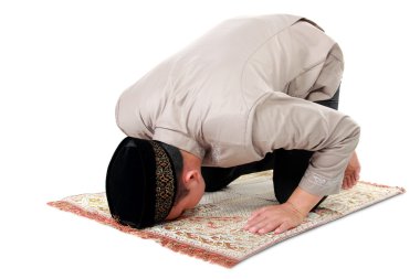 Müslüman adam dua ediyor.