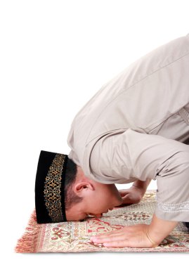 Müslüman adam dua ediyor.