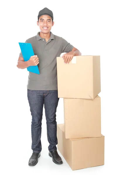 Lachende jonge levering man met cardbox pakket — Stockfoto