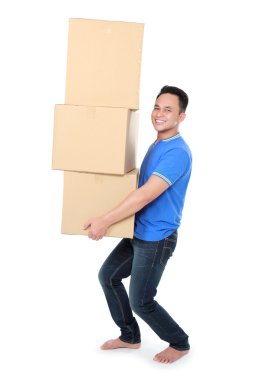 karton kutu tutmak gülümseyen genç adam