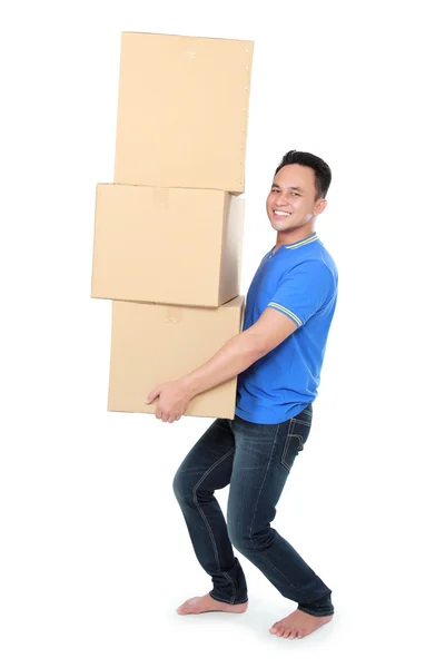 Sonriente joven sosteniendo caja de cartón — Foto de Stock