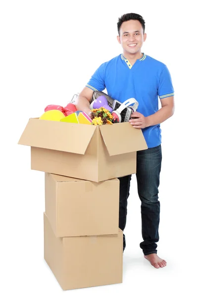 Día de mudanza. hombre con caja de cartón — Foto de Stock