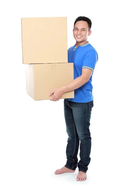 Sonriente joven sosteniendo caja de cartón — Foto de Stock