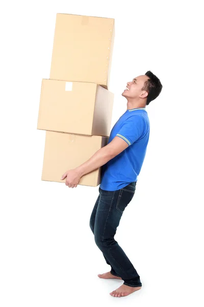 Sonriente joven sosteniendo caja de cartón — Foto de Stock