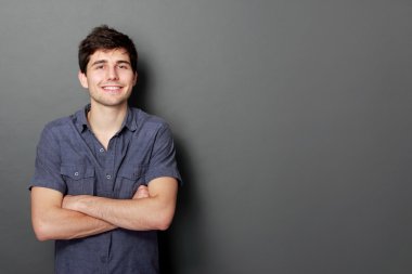 Gülümseyen genç bir adamın portresi.