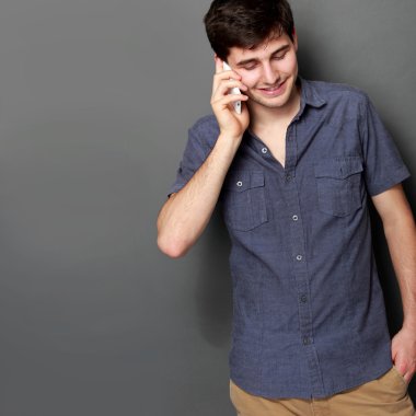 genç adam telefon ederken