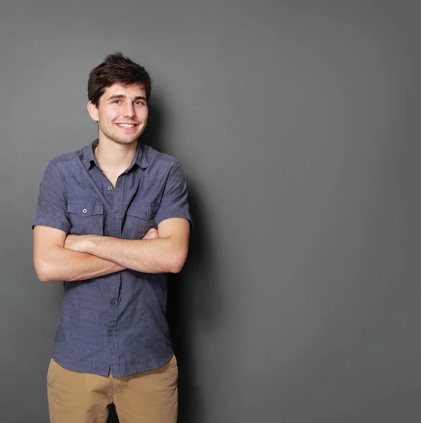 Retrato de um belo jovem sorrindo — Fotografia de Stock