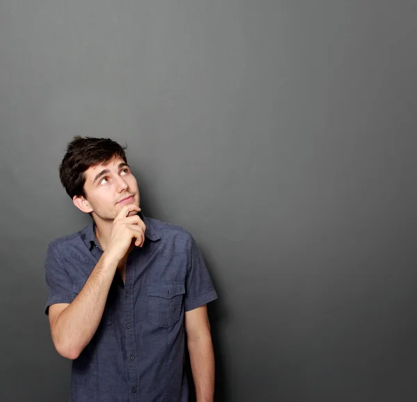 Hombre mirando hacia arriba para copiar espacio —  Fotos de Stock