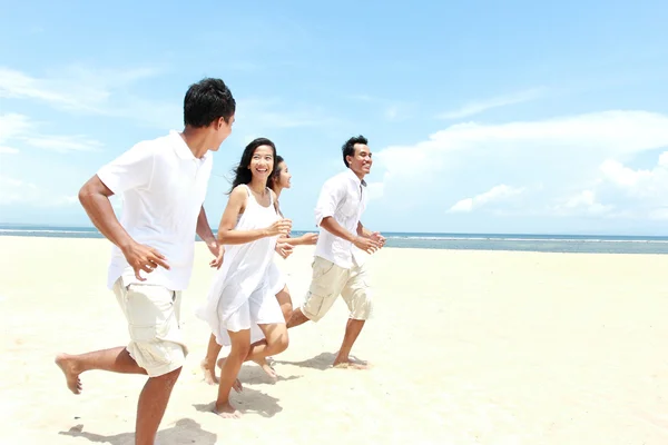 Amigos disfrutando de la playa juntos —  Fotos de Stock