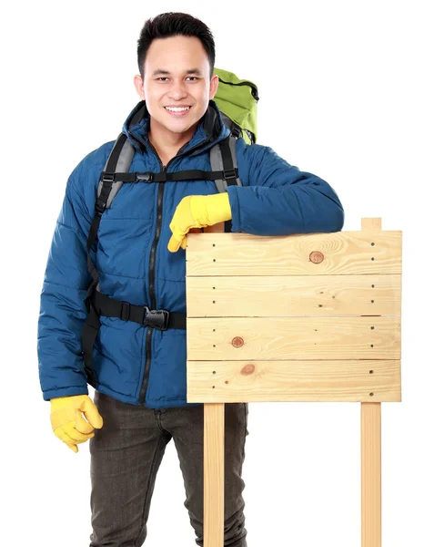 Hiker man tourist with blank wood sign — Stock Photo, Image